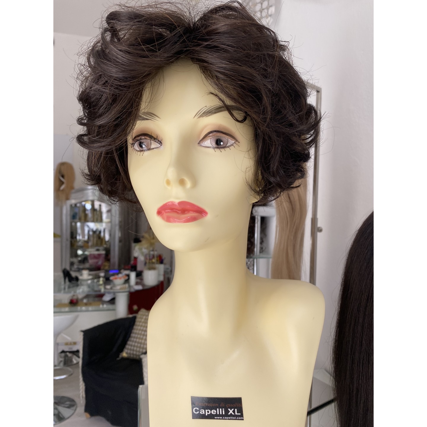 Perruque Courte Femme FLORE - Cheveux Synthétiques Châtain Mèches Dorées, Taille Moyenne