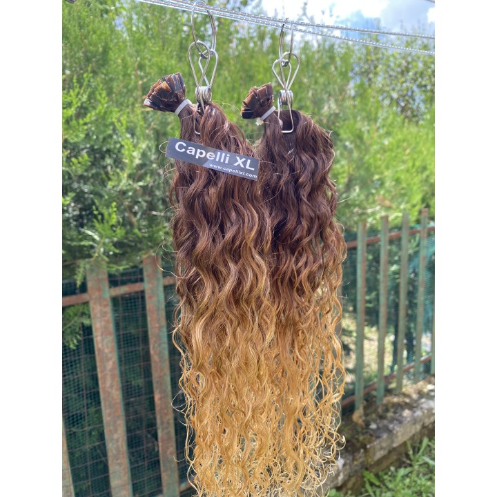 Ciocche di capelli ricci biondo sfumato applicazione con cheratina