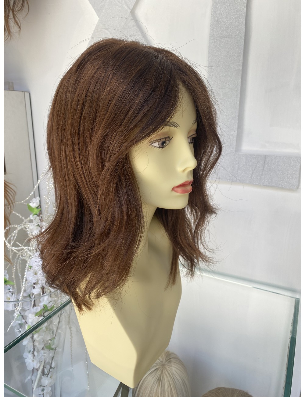 Parrucca di capelli veri remy taglio scalato capelli lisci colore castano chiaro Parrucca di capelli veri remy taglio scalato capelli lisci colore castano chiaro