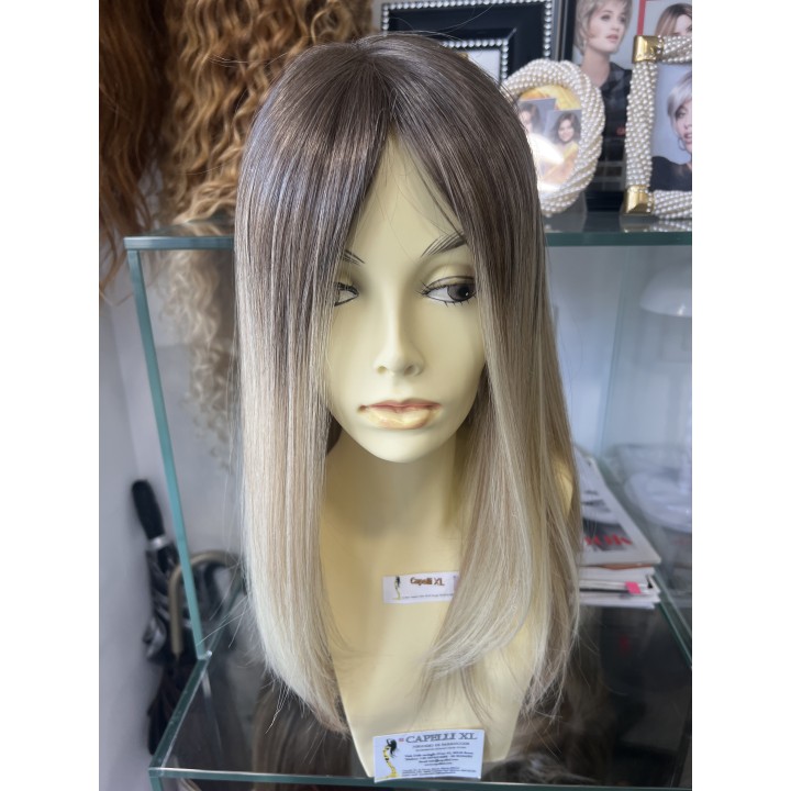 Parrucca bionda liscia con riga, colore biondo freddo effetto ricrescita