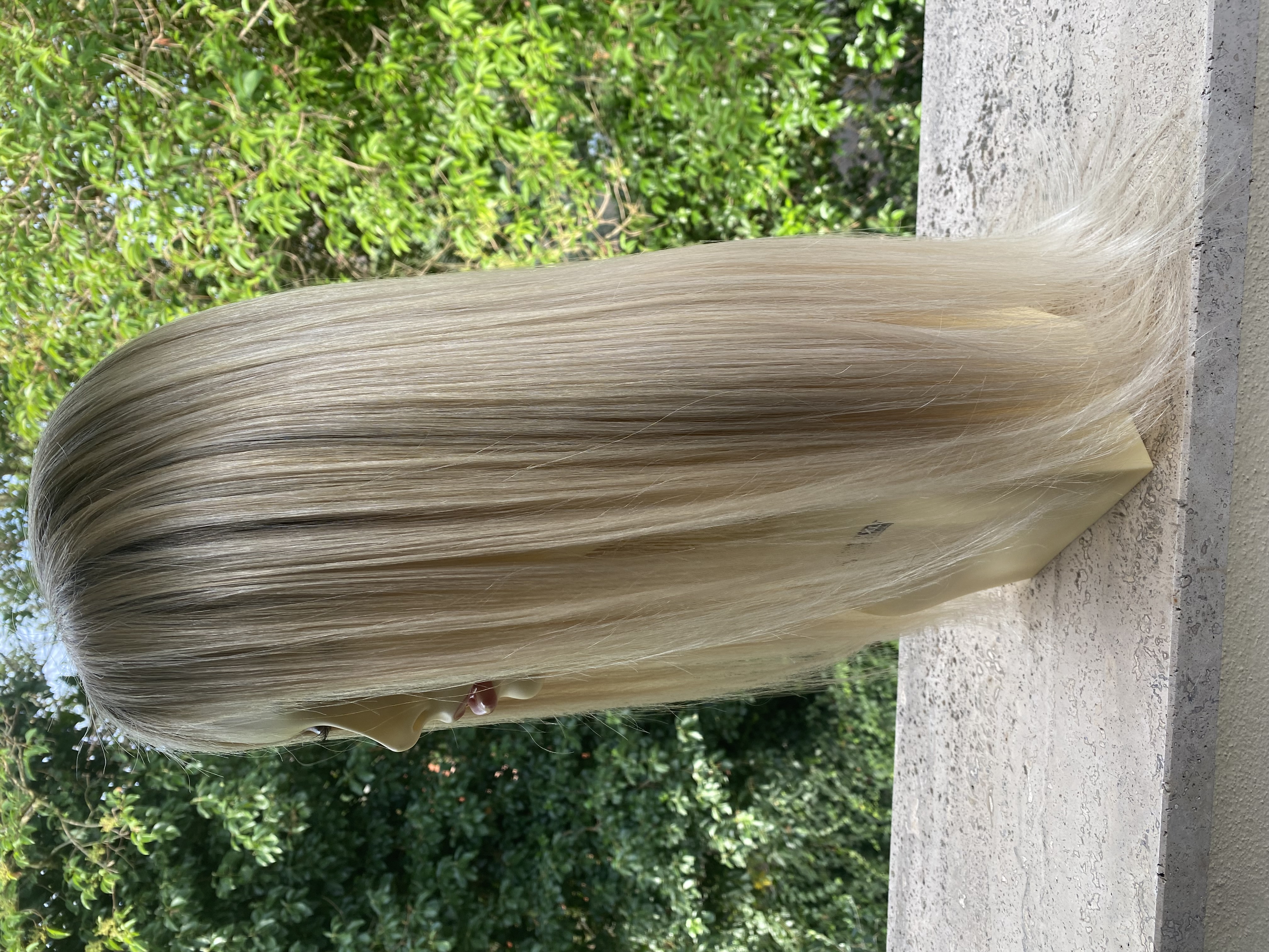 Parrucca di capelli veri remy Europei colore biondo freddo con radice biondo scuro su misura Made in Italy