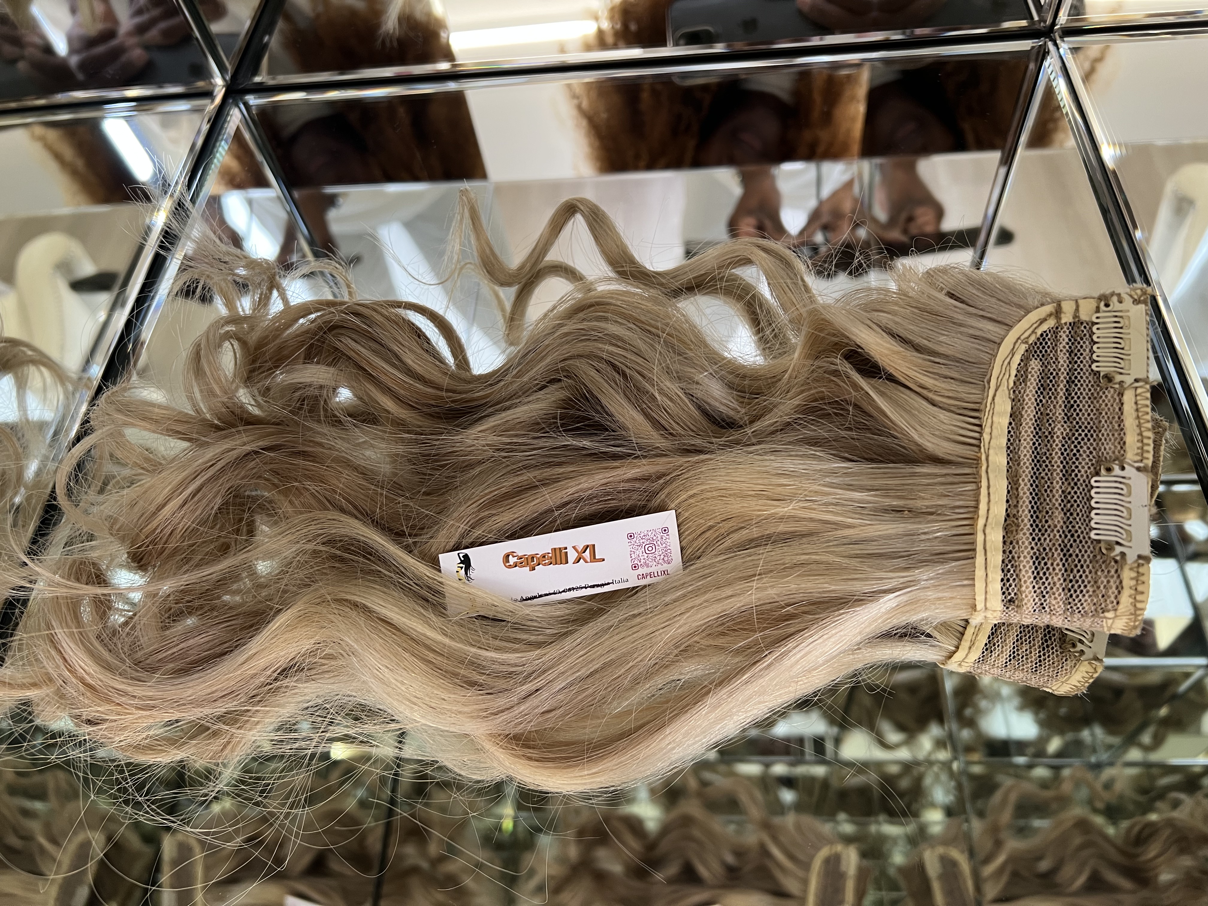Fascia unica con clip Biondo Freddo con Meches è la tua scelta definitiva. Realizzate con 100% capelli veri Remy europei